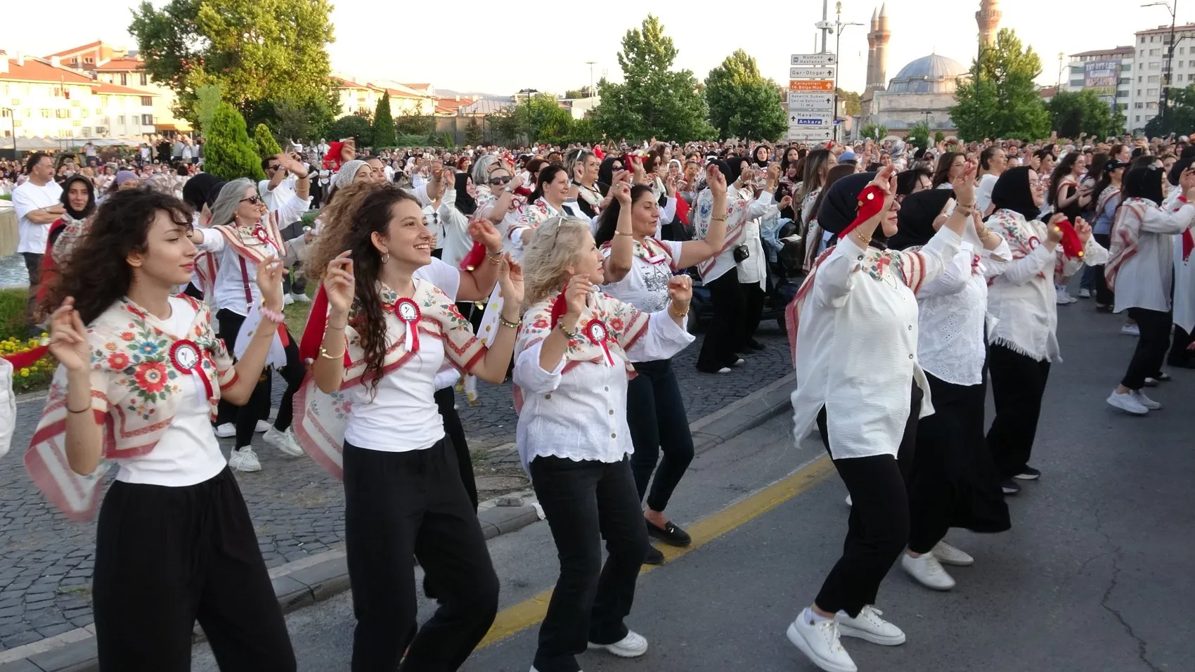 Sivas Meydanı’nda bin kadın tek yürek halay çekti