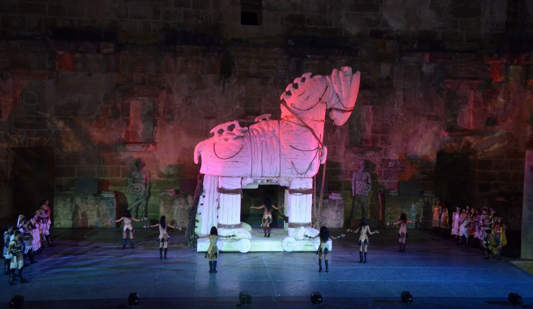 Aspendos sahnesinde aile boyu dans heyecanı