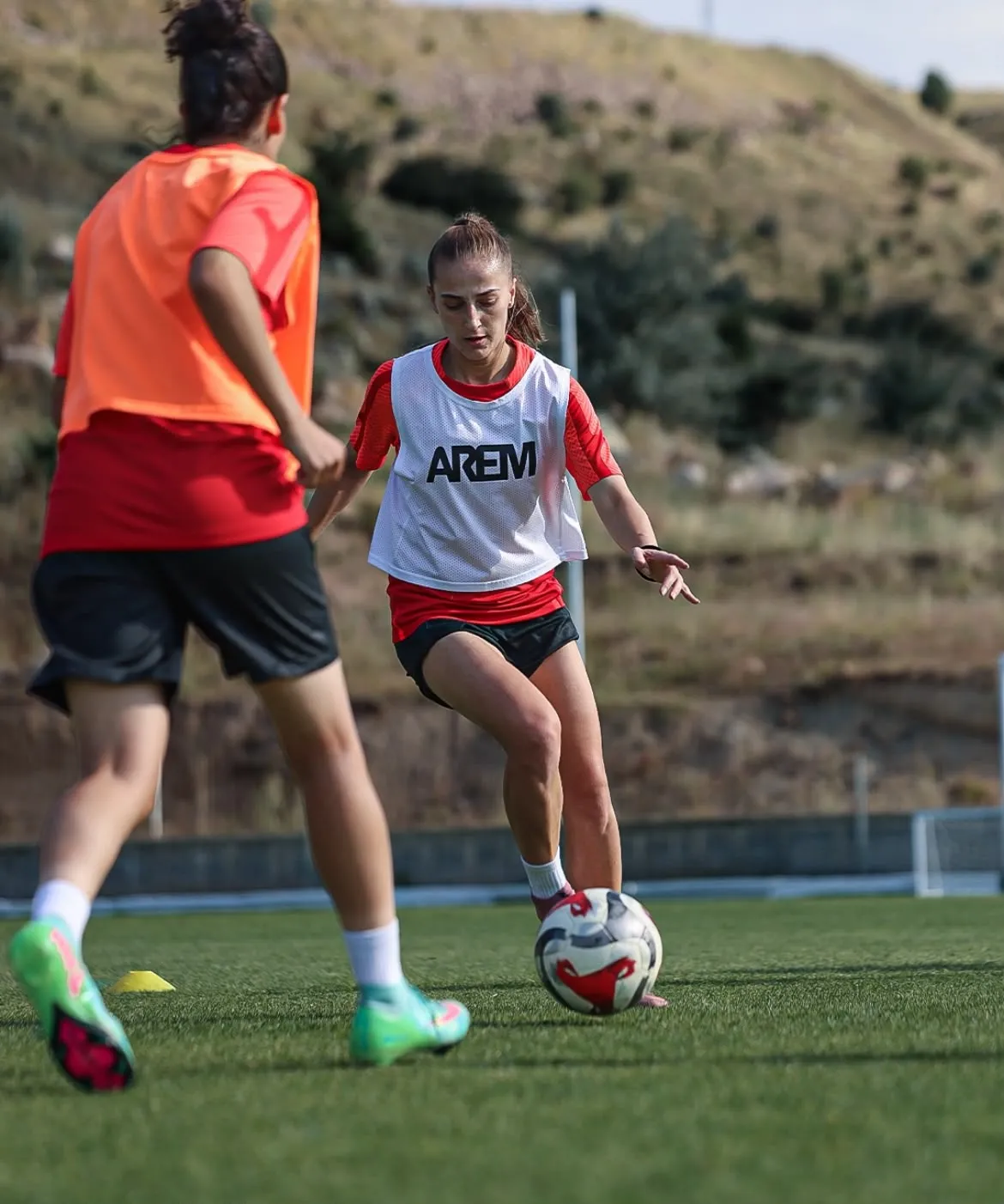 Amedspor kadın futbolcuları sezonu Erciyes zirvesinde açtı