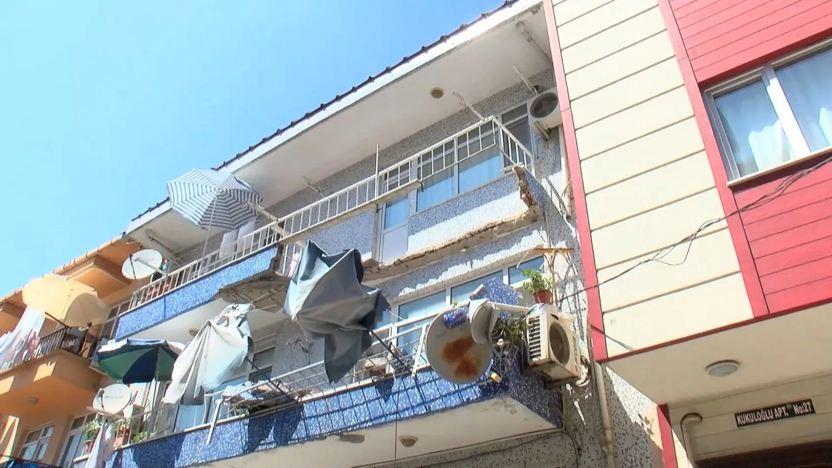 Ümraniye'de apartman balkonu büyük bir gürültüyle caddeye indi