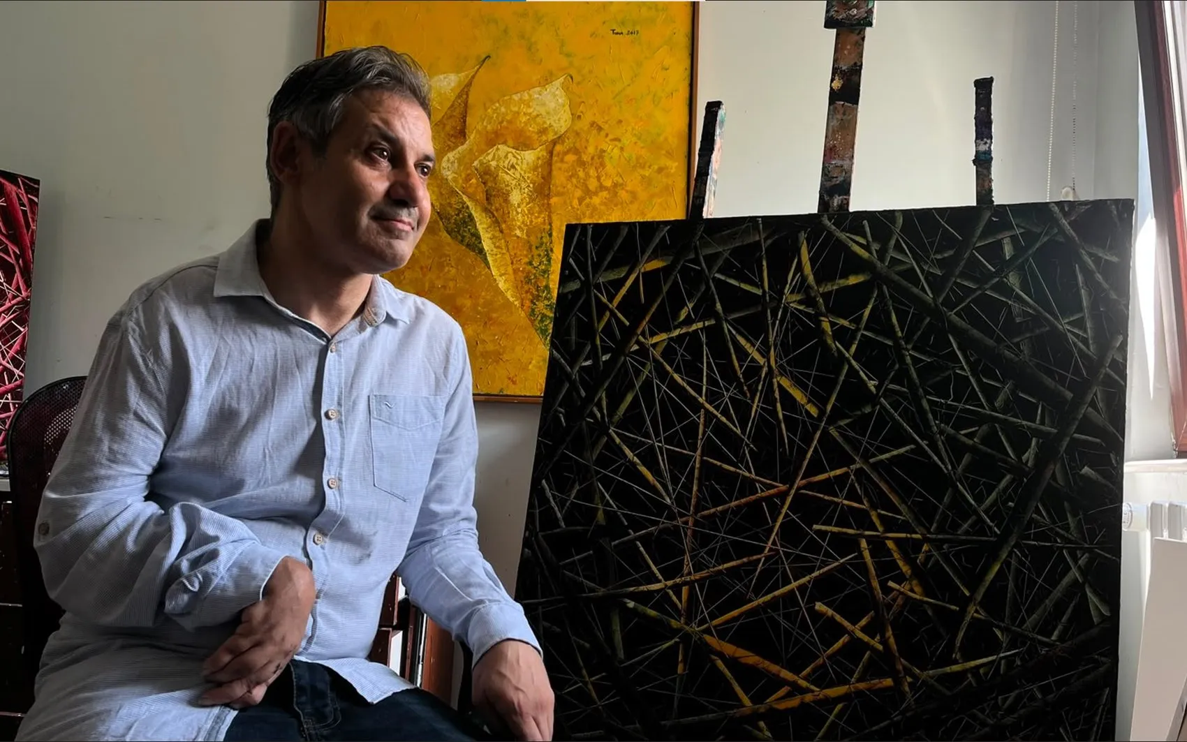 Bir eliyle sanat tarihine imza atıyor