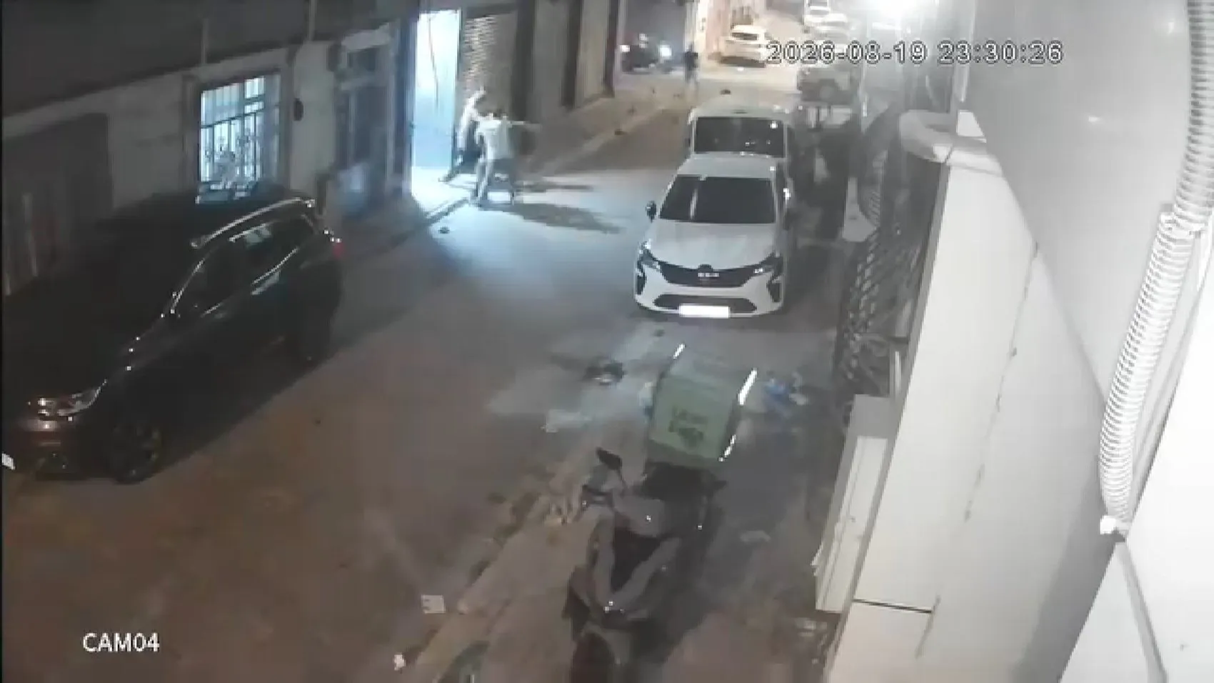 Kadına saldıran şüpheliye engel olan polisleri bıçakladılar, 4 tutuklama