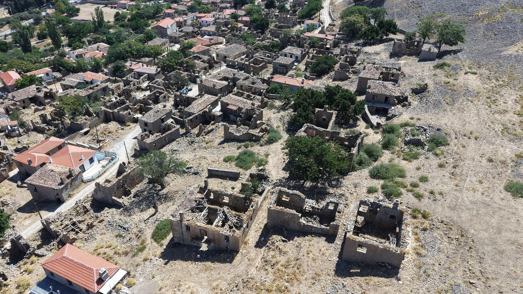 Rumların göç ettiği 250 yıllık Dereköy şimdi hayalet köy gibi