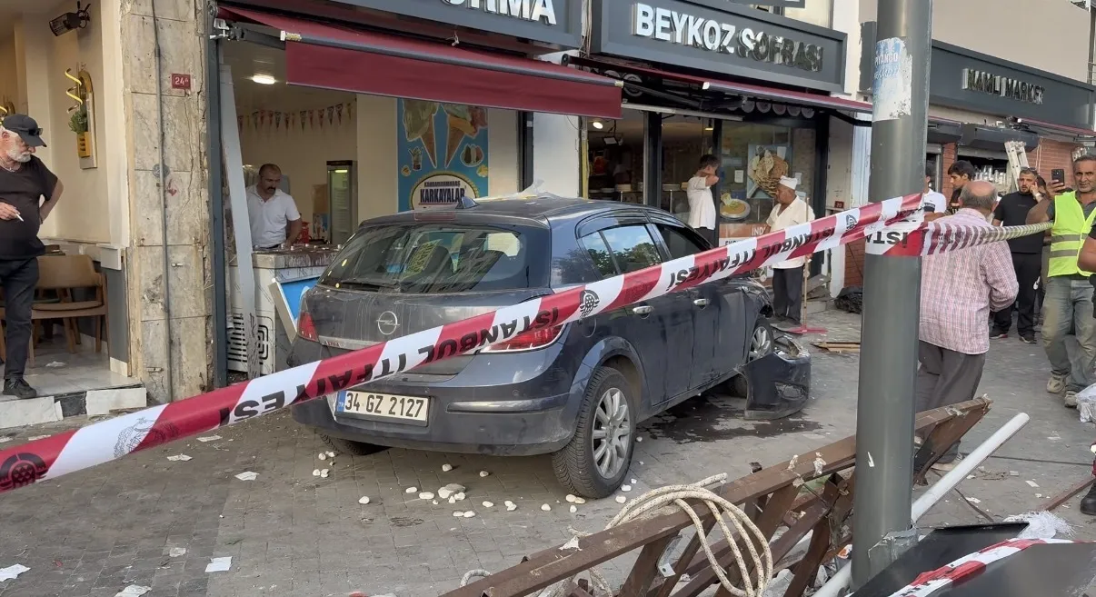 Beykoz'da dehşet anları: Kaldırımdaki yayaların arasına daldı