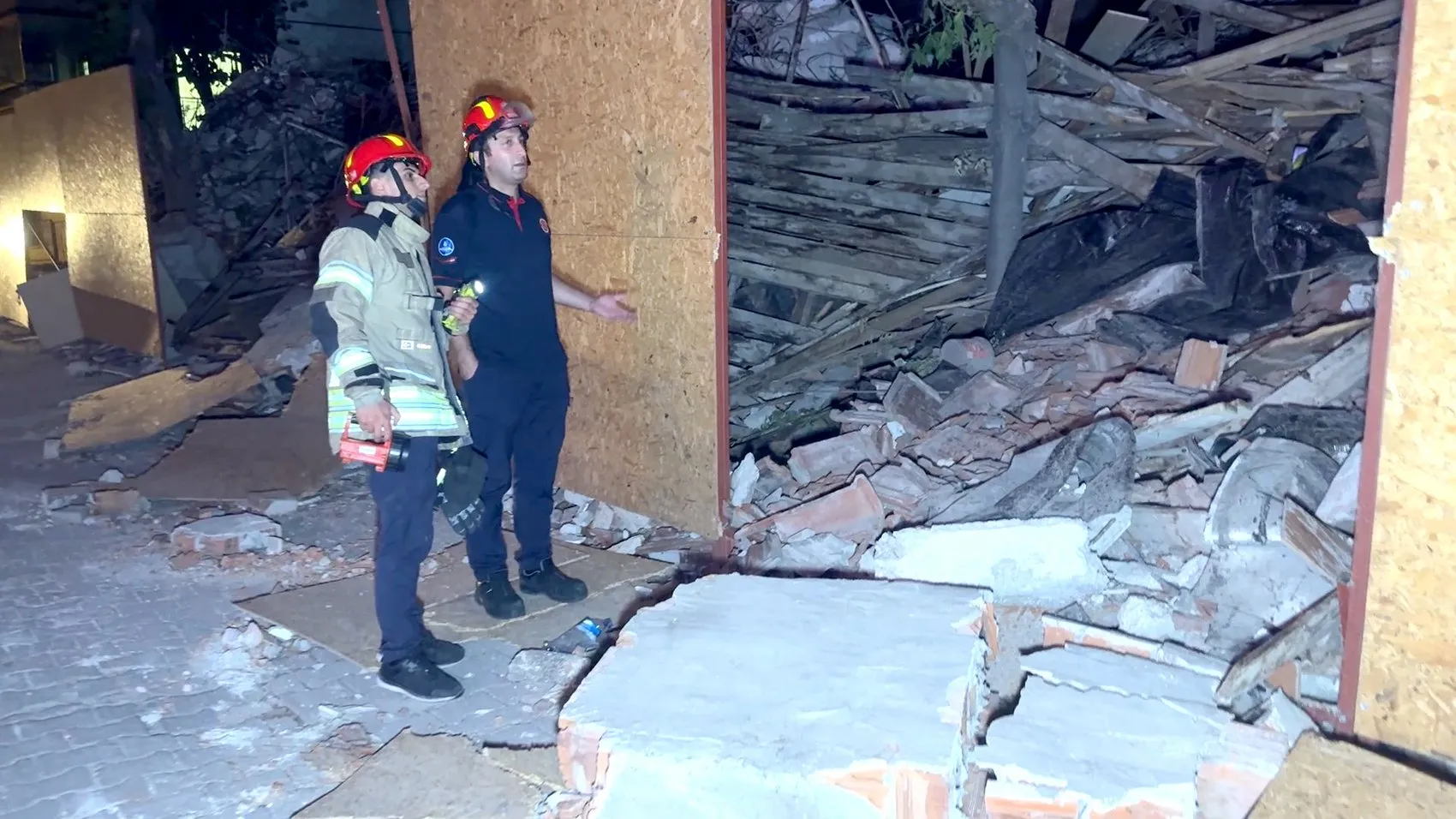 Avcılar'da yarım bırakılan yıkım gece gürültüyle çöktü