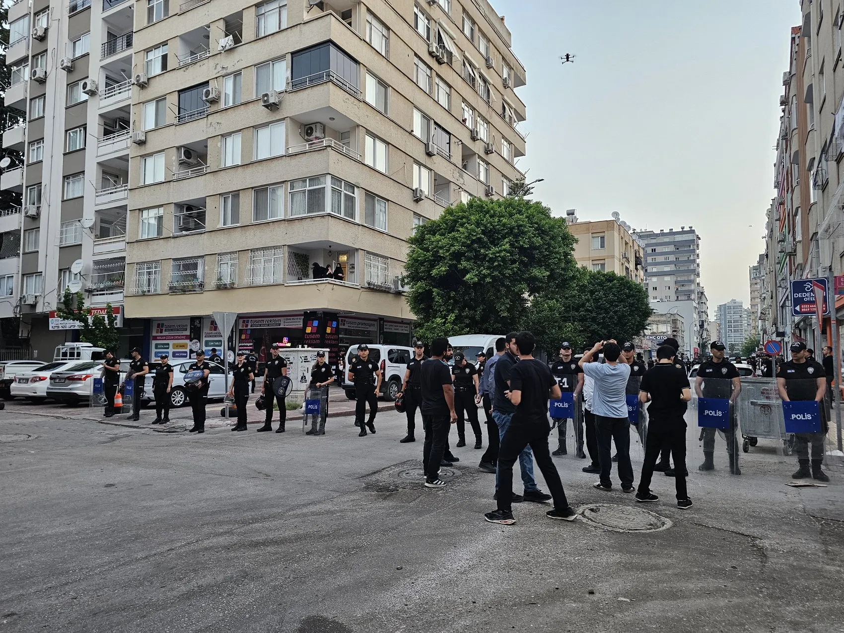Polis Adana'da Alparslan Kuytul'un evine operasyon düzenledi