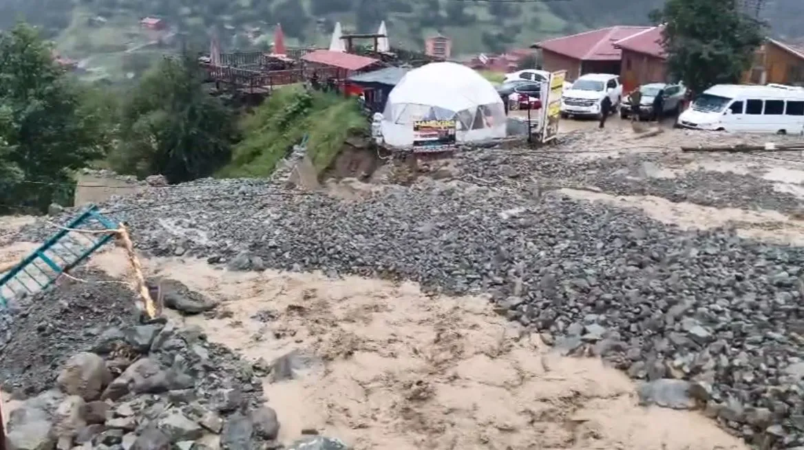 Uzungöl'de doğa alarm verdi: Turistik yollar kapandı, araçlar mahsur kaldı
