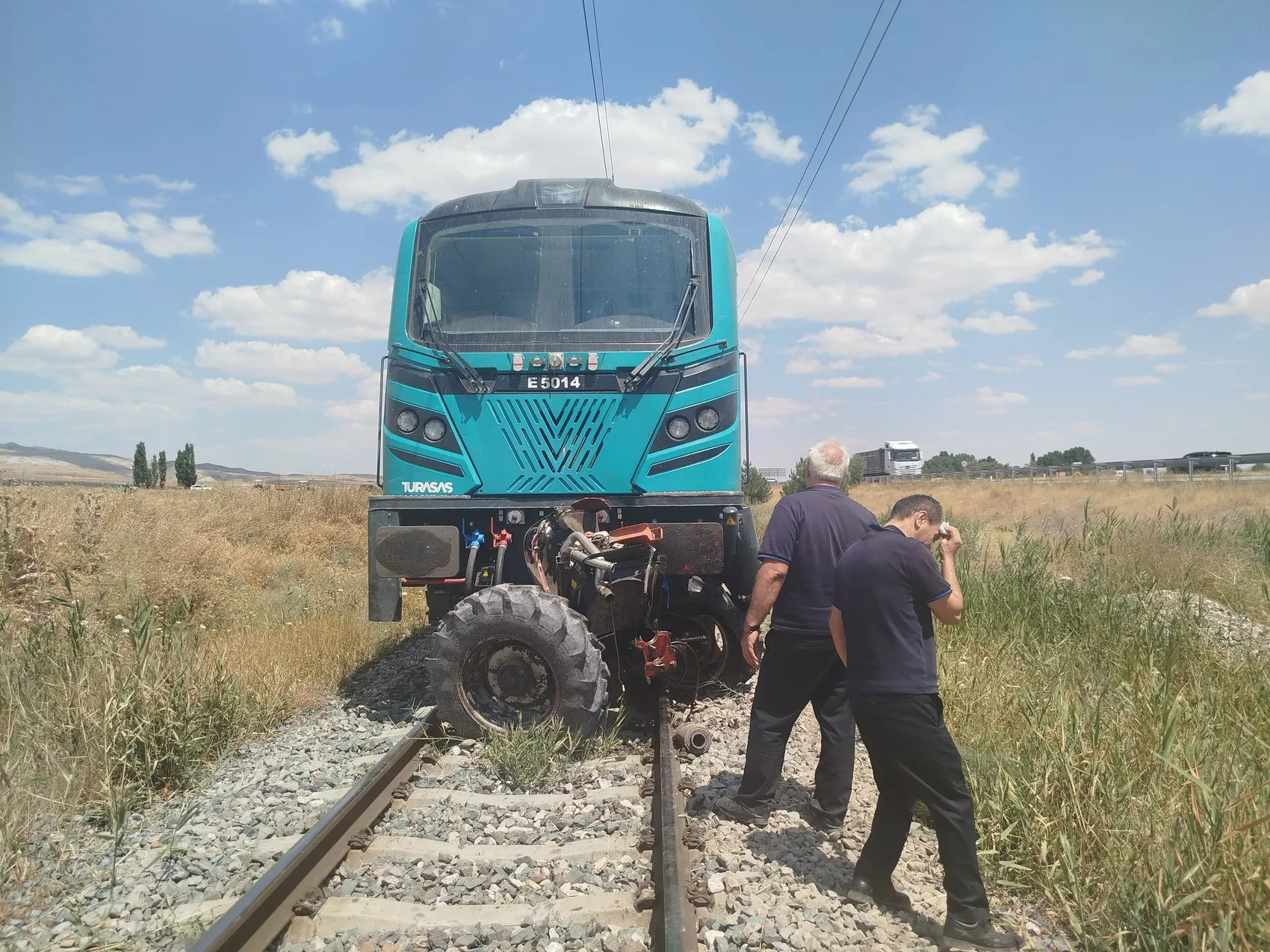 Sivas'ta kontrolsüz geçit kazası 18 yaşındaki sürücü yaralandı