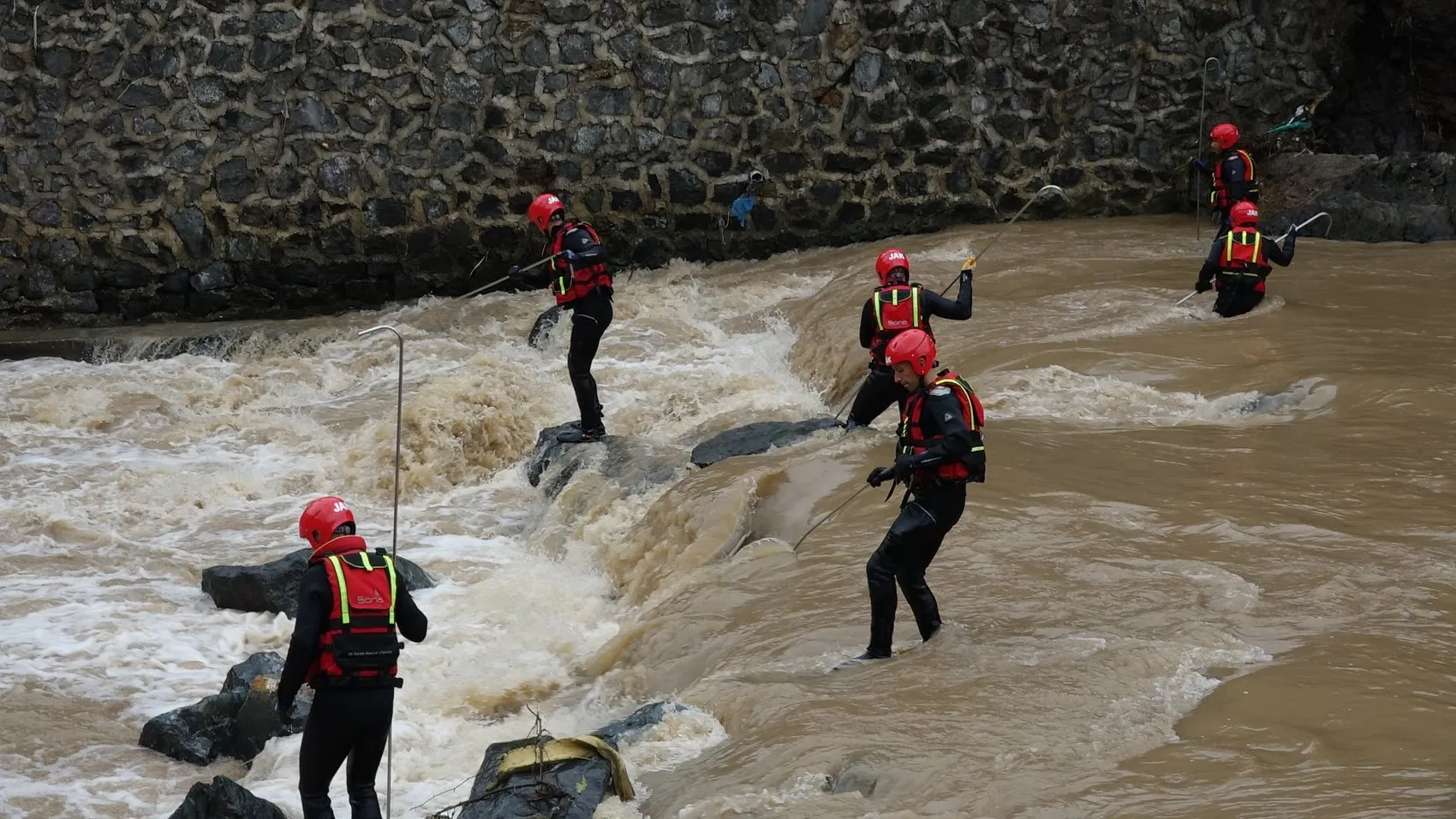 Giresun'da sel felaketi Dereye uçan dayı ve yeğeni aranıyor