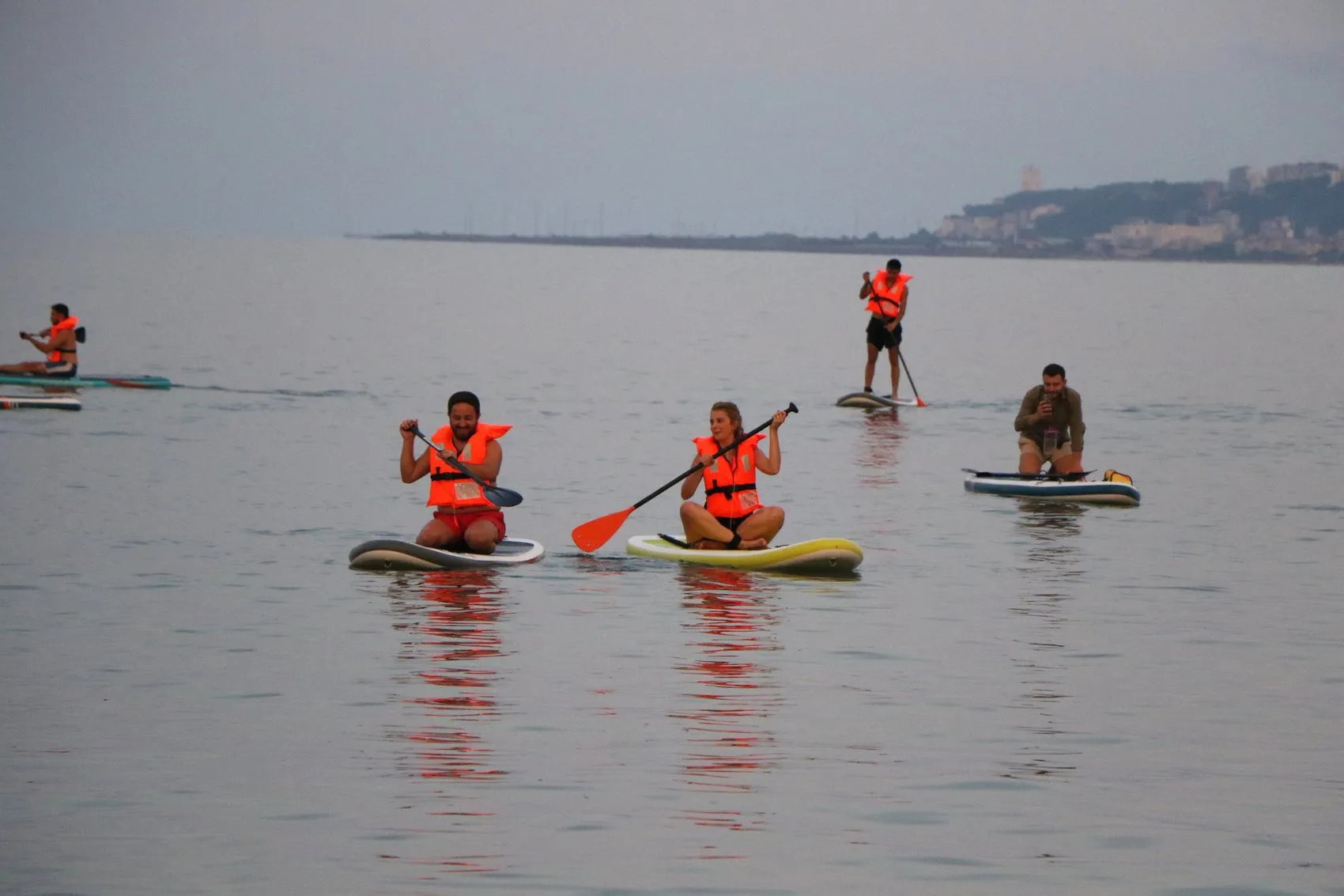 Samsun denizinde kürek sörfü yaparken kebap ziyafeti çektiler