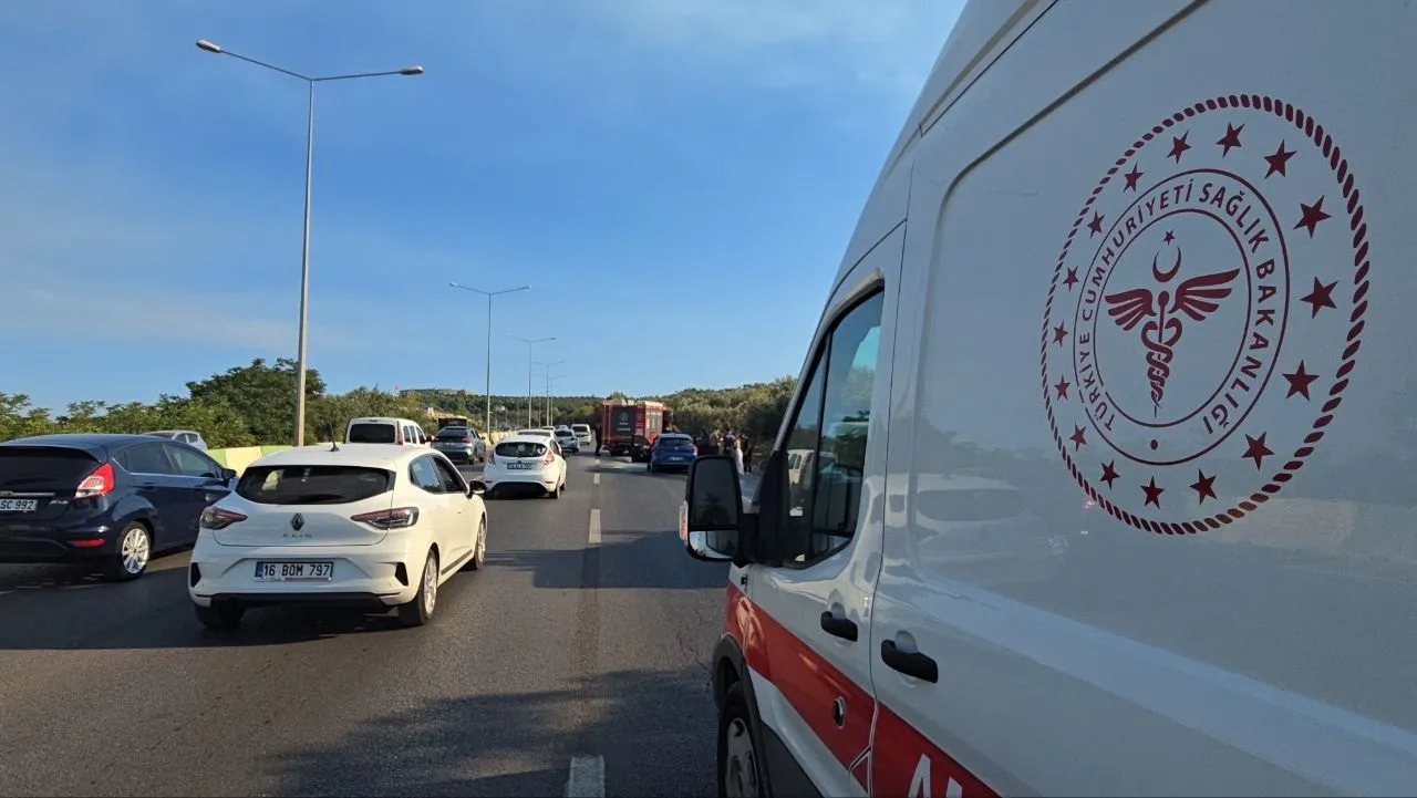 Bursa'da alev topuna dönen otomobil zeytinliğe sıçramadan söndürüldü