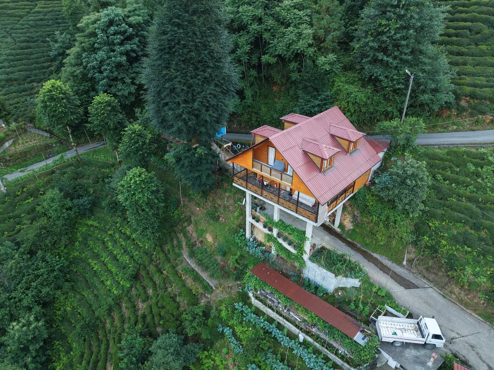 Rize’de yolun üzerine kurulan sıra dışı villa