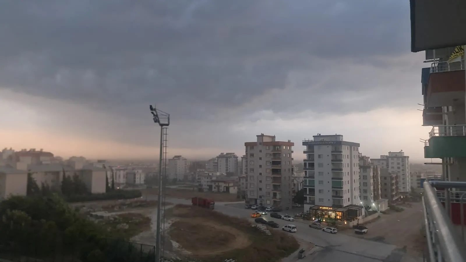 Osmaniye sıcaktan kavrulurken aniden dolu ve fırtına bastırdı