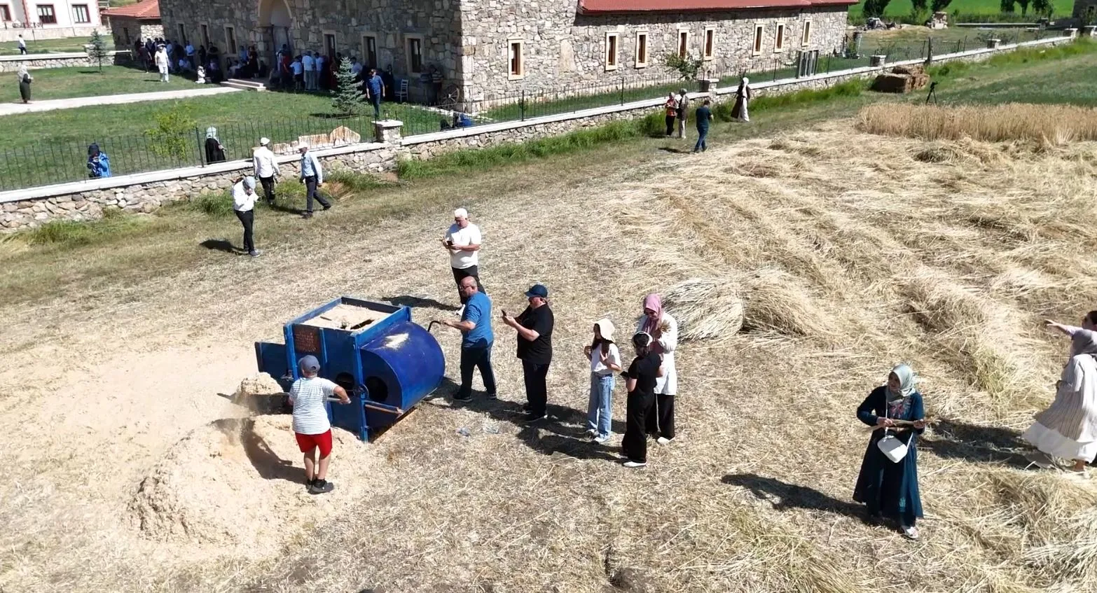 Bayburt’ta tırpanlı hasat mesaisi