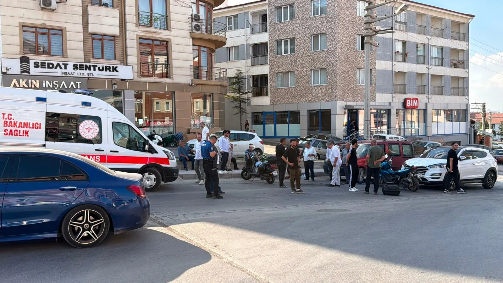 Eskişehir’de motosiklet ve otomobilin karıştığı kaza kameraya yansıdı