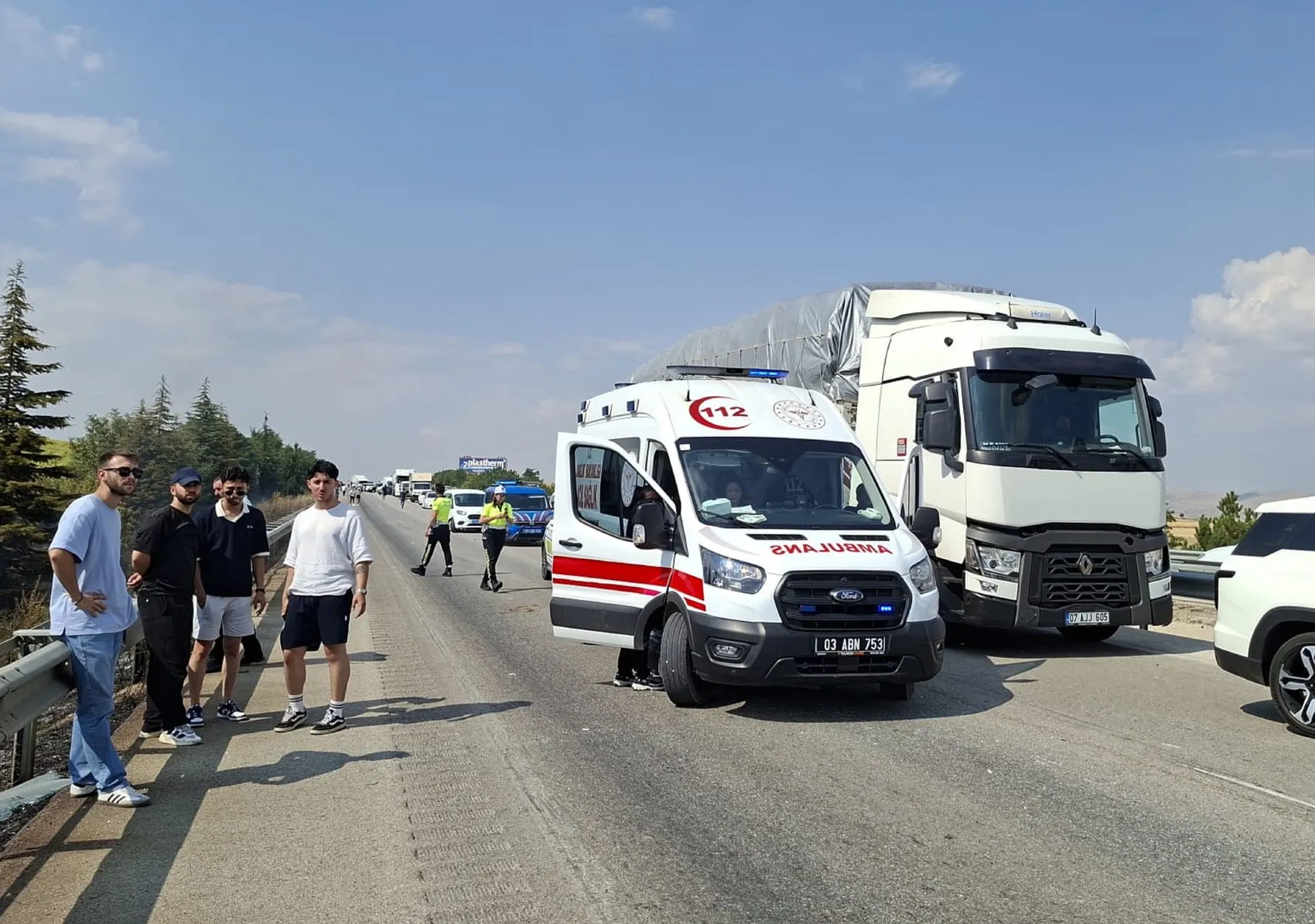 Afyonkarahisar yolunda anız dumanı 13 aracı birbirine kattı