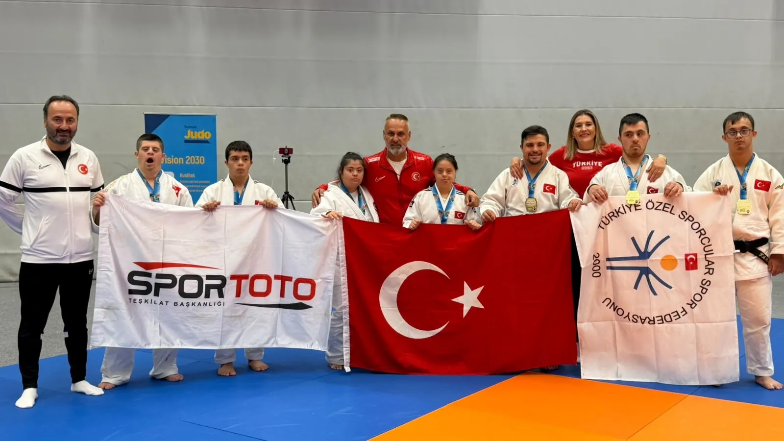 Özel sporcular İsveç'te madalyaları topladı