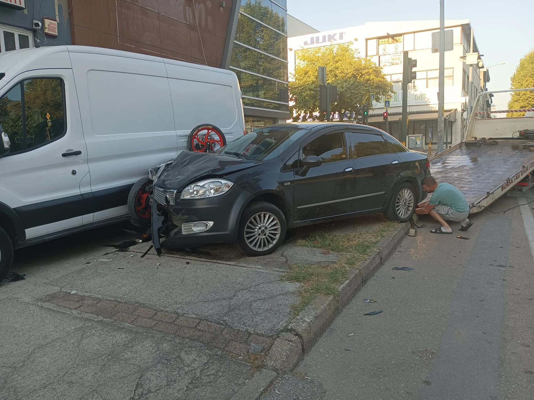 Bursa'da motosiklet kazası İki araç arasında sıkışan sürücü ağır yaralandı