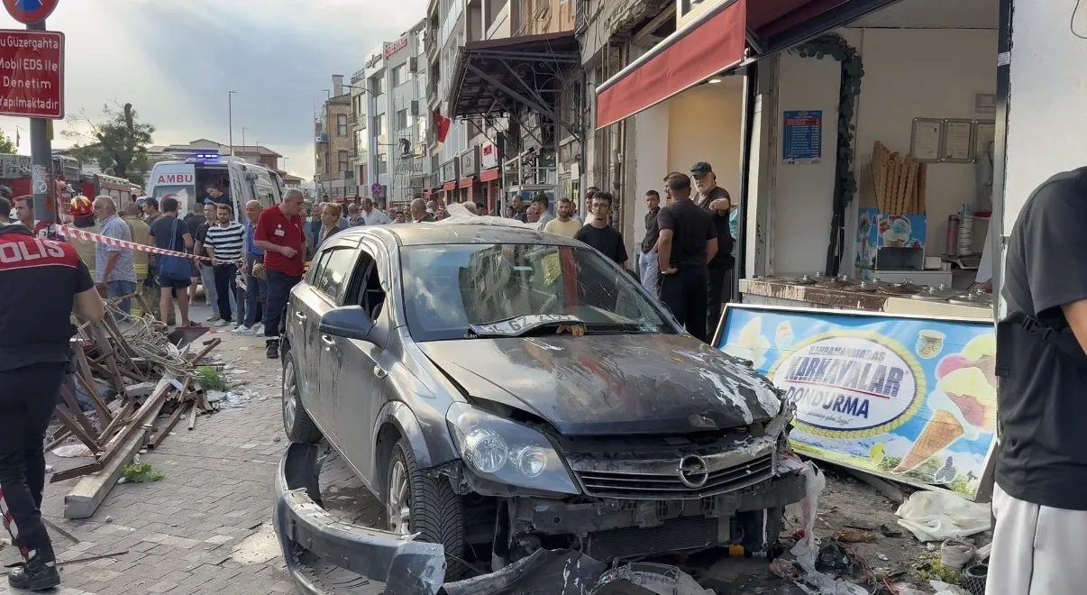 Beykoz'da dehşet anları: Kaldırımdaki yayaların arasına daldı