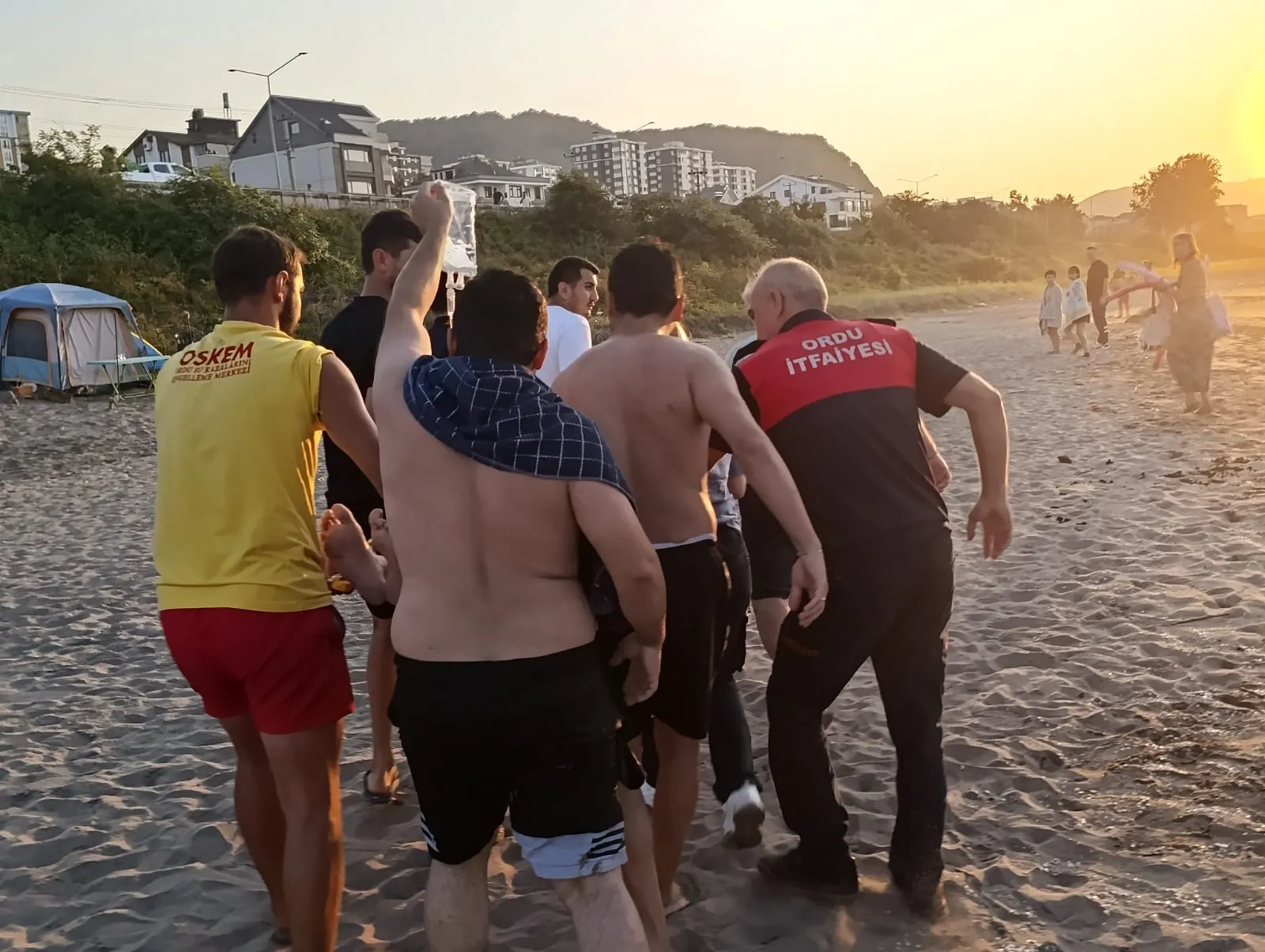 Fatsa'da denizden 4 çocuğu itfaiye çıkardı