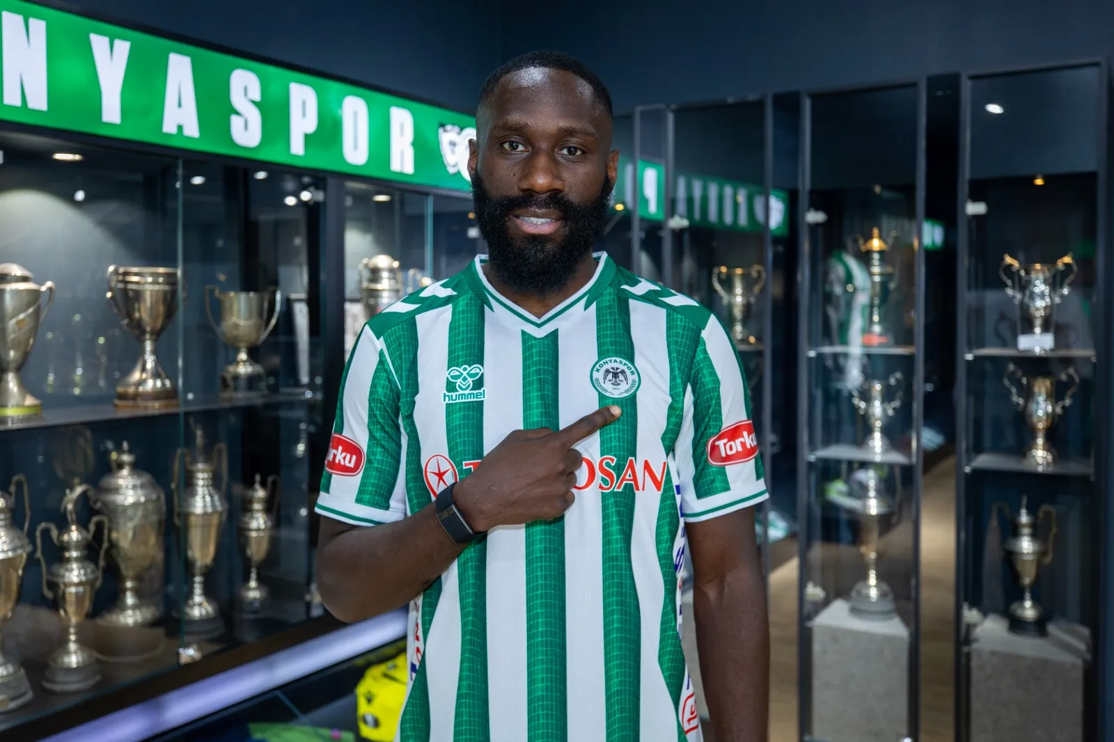 Konyaspor savunmaya tanıdık bir ismi transfer etti