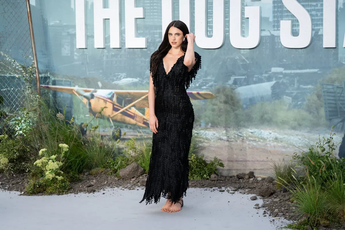 Margaret Qualley in tabansız ayakkabıları hayrete düşürdü! Fiyatını duyan inanamıyor 1