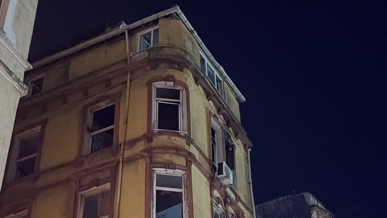 Maç kutlaması kabusa döndü Havai fişek eve yangın çıkardı