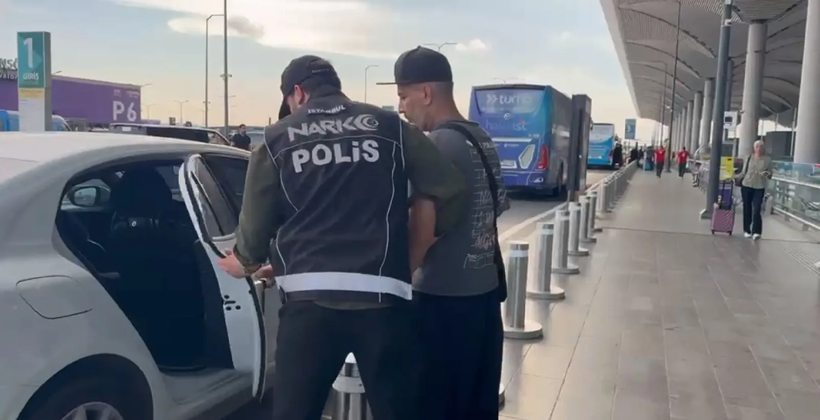 Manifest grubunun menajeri havalimanında yakalandı
