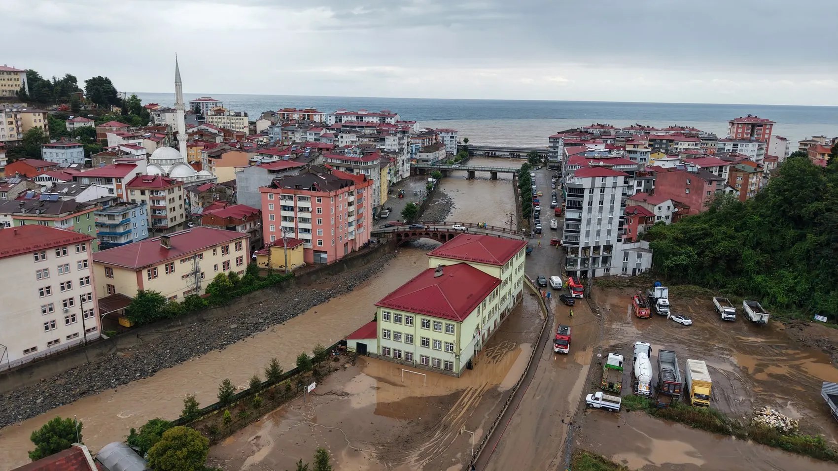 Giresun'da şiddetli sağanak sele dönüştü 2 kişi aranıyor