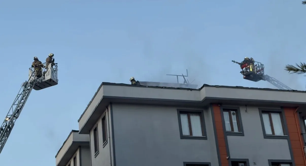 Ümraniye'de çatı yangını paniği, itfaiye alevlere hızlı müdahale etti
