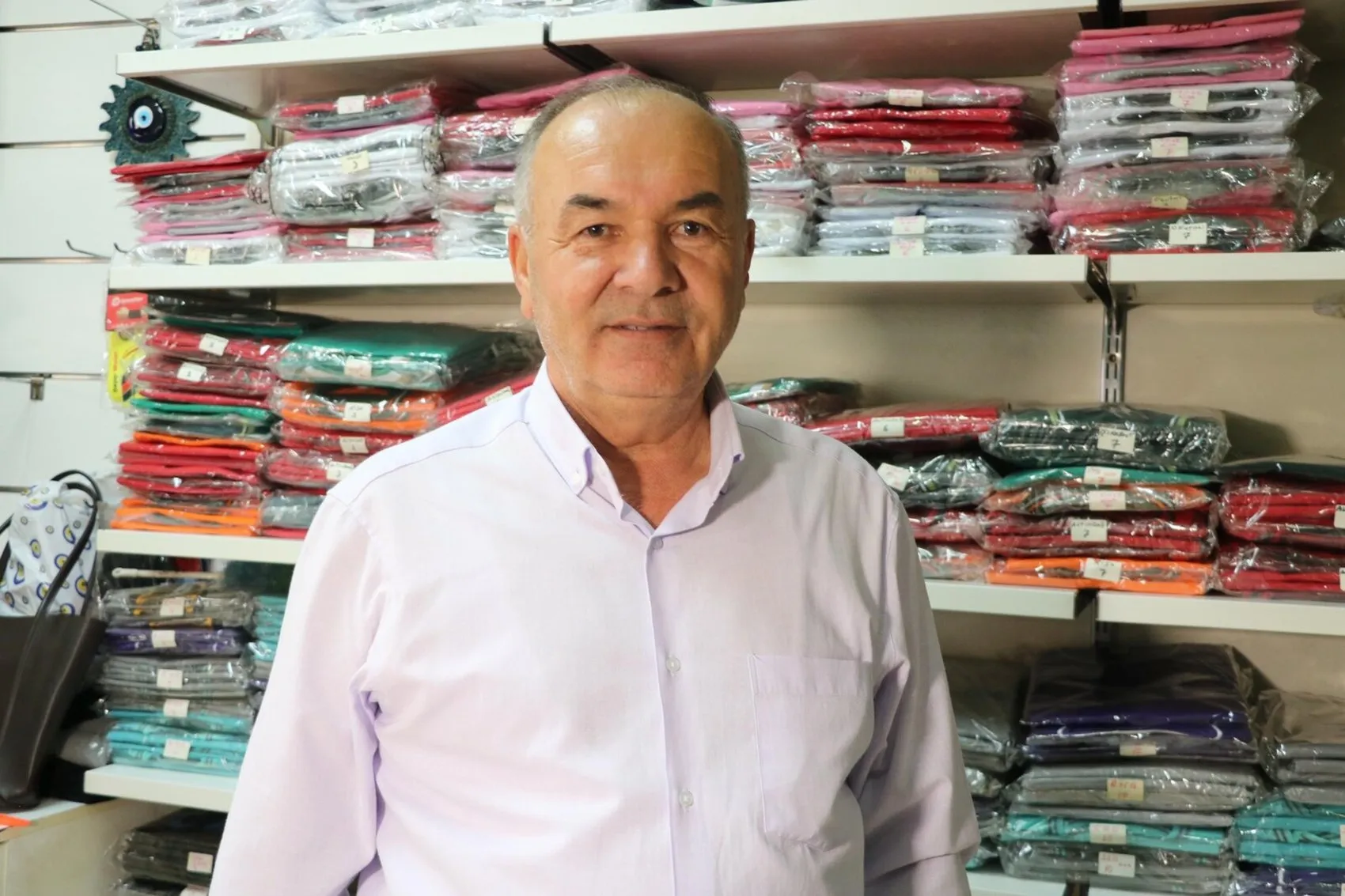 Mahalle esnafı ve hayırseverleri buluşturan muhtar, 175 öğrenciyi giydirdi