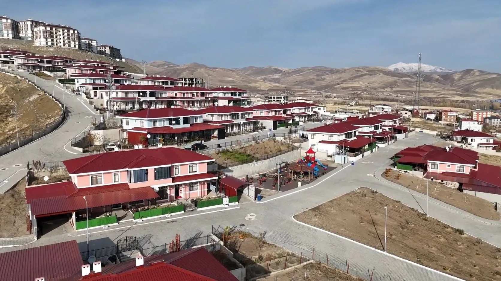 Ukrayna’dan gelen Ahıska Türkleri Bitlis’teki evlerine yerleşiyor