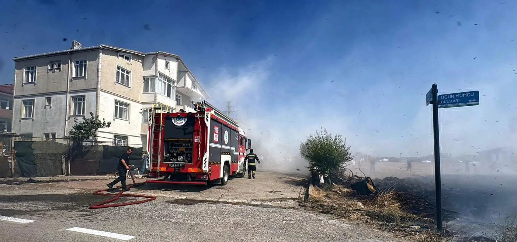 Tekirdağ Ergene’de büyük yangın 4 ev ve saman balyaları kül oldu