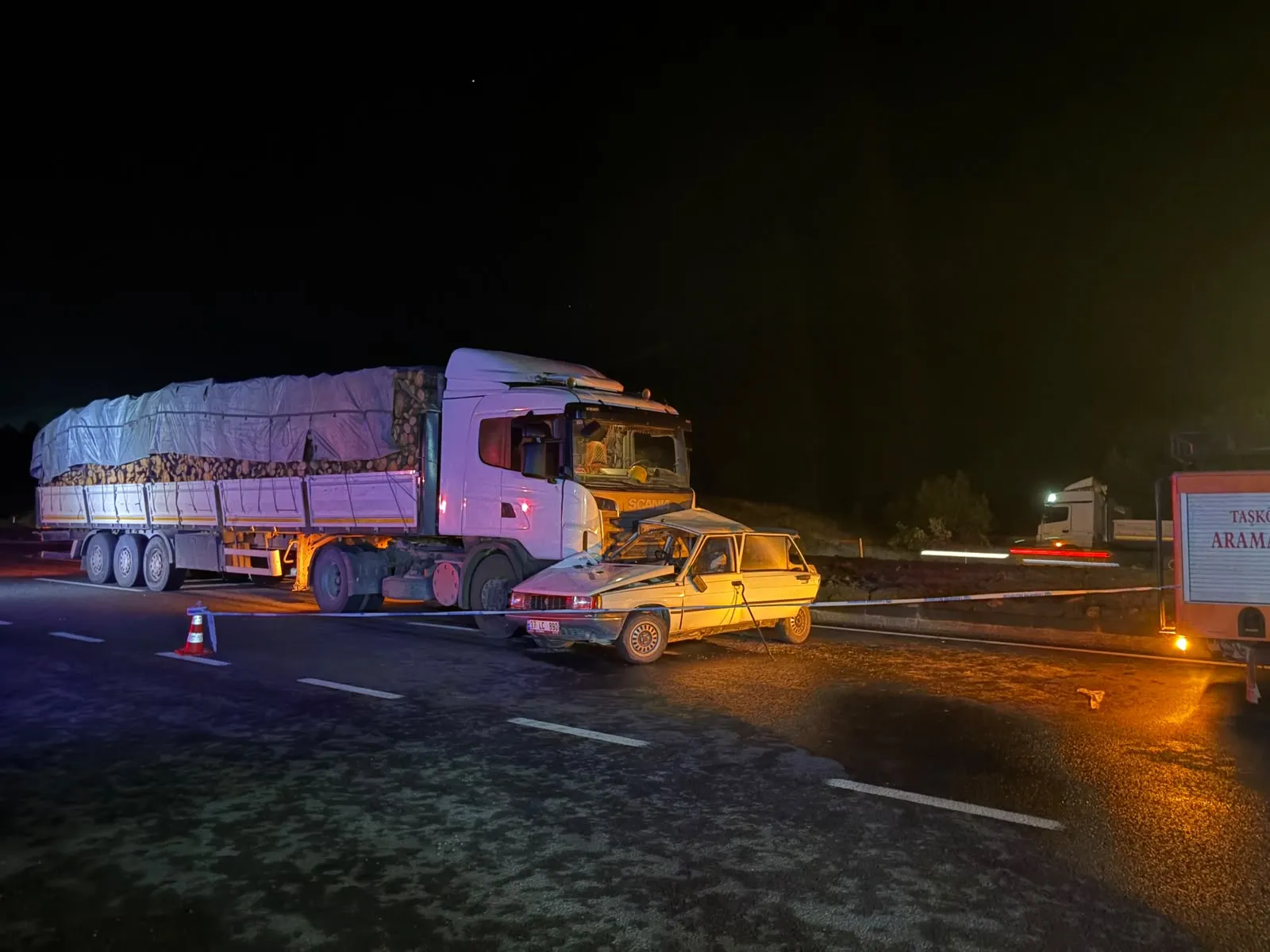 Kastamonu'da feci kaza TIR ve otomobil çarpıştı
