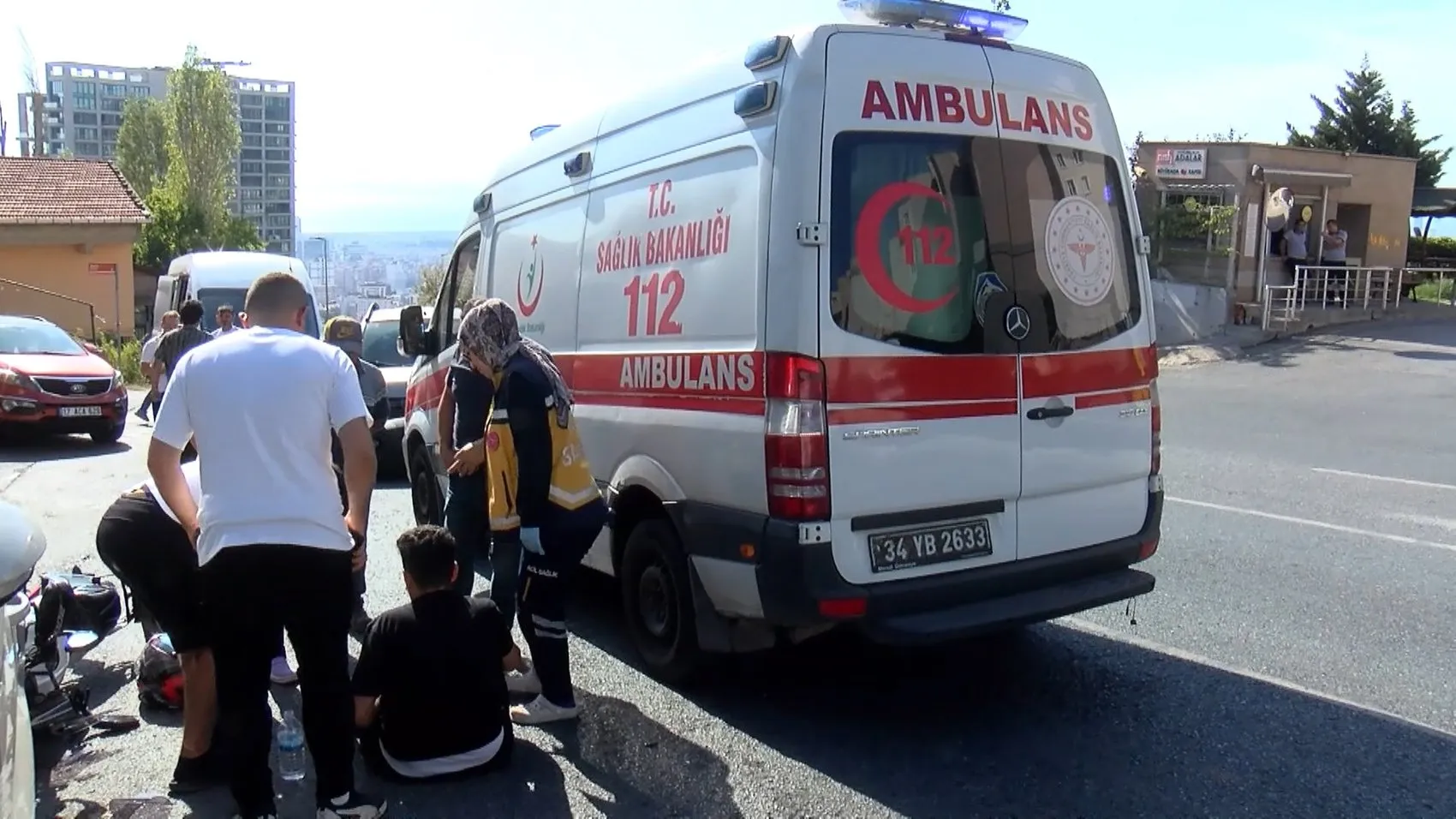 Motosikletli, hafif ticari aracın altında kaldı