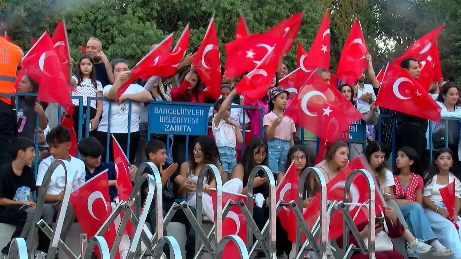 Bahçelievler’de 10 bin kişi tek yürek oldu: Zafer coşkusu Milli Egemenlik Parkı’na taştı