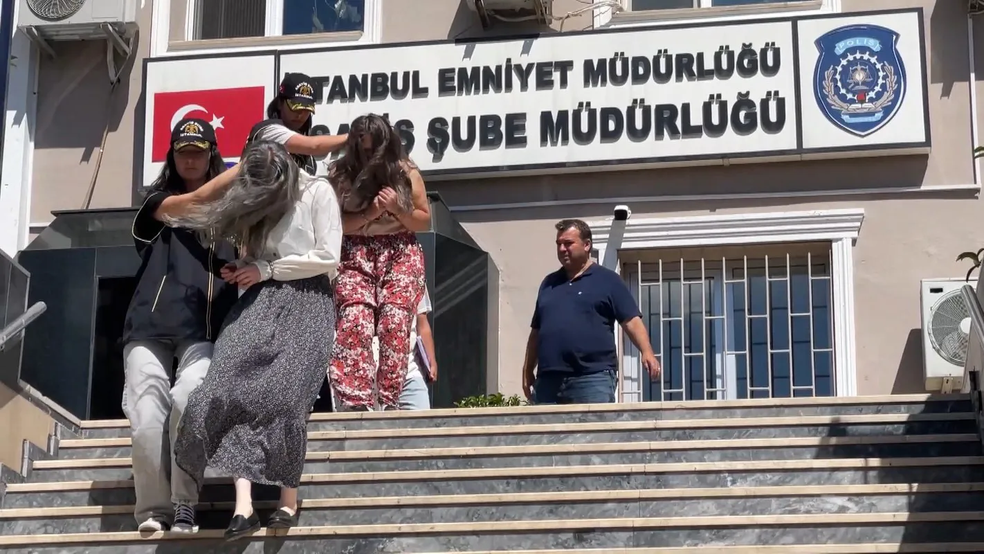 Zeytinburnu'nda kapı kilidini kıran hırsızlar yakalandı