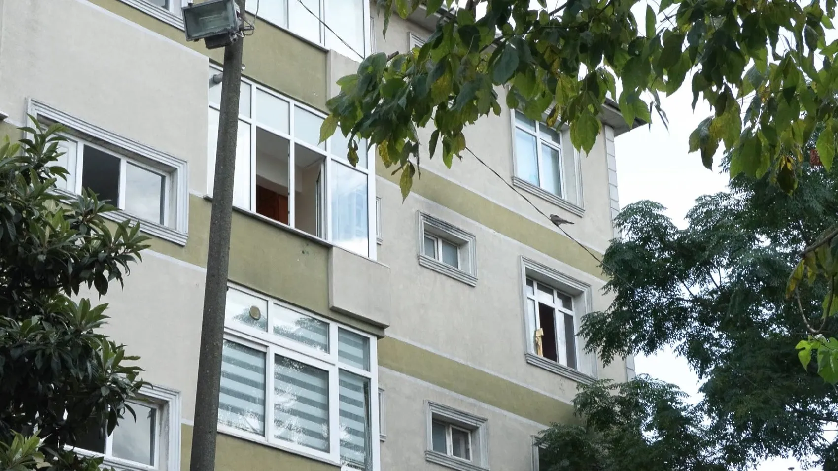 Sultangazi'de dehşet anları Komşusunu bıçaklayıp engelli bireyi yaraladı