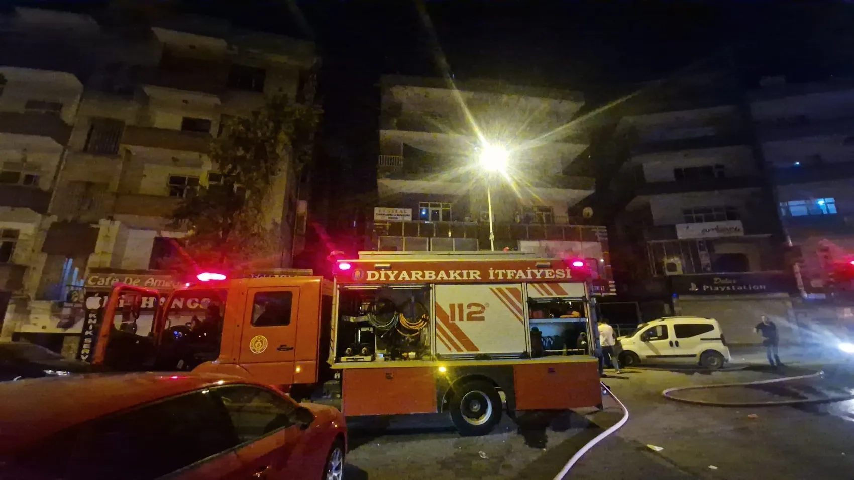 Diyarbakır'da gece yarısı çatı yangını ve iki şüpheli gözaltısı