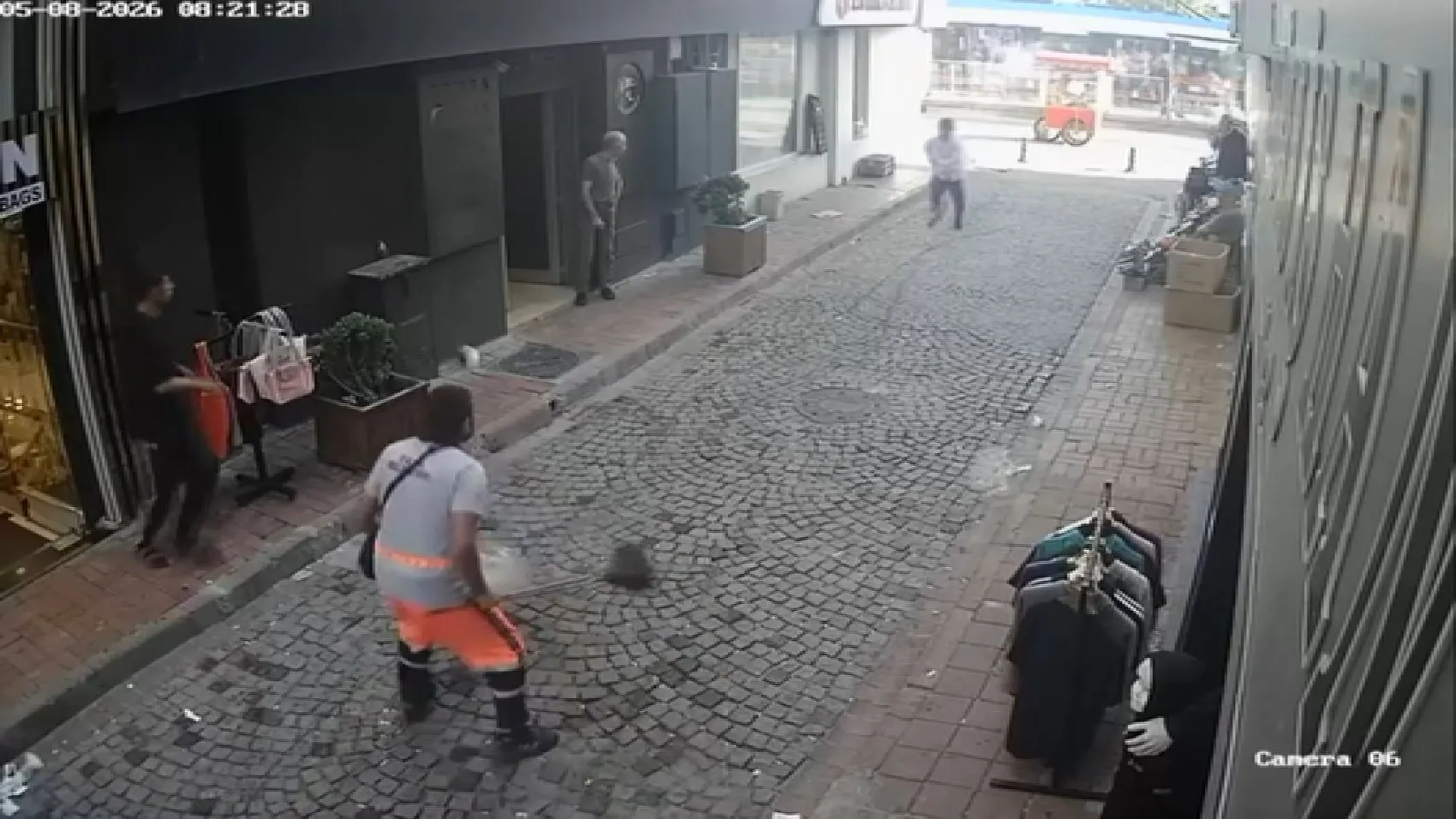 Fatih sokaklarında nefes kesen kovalamaca kameraya yansıdı