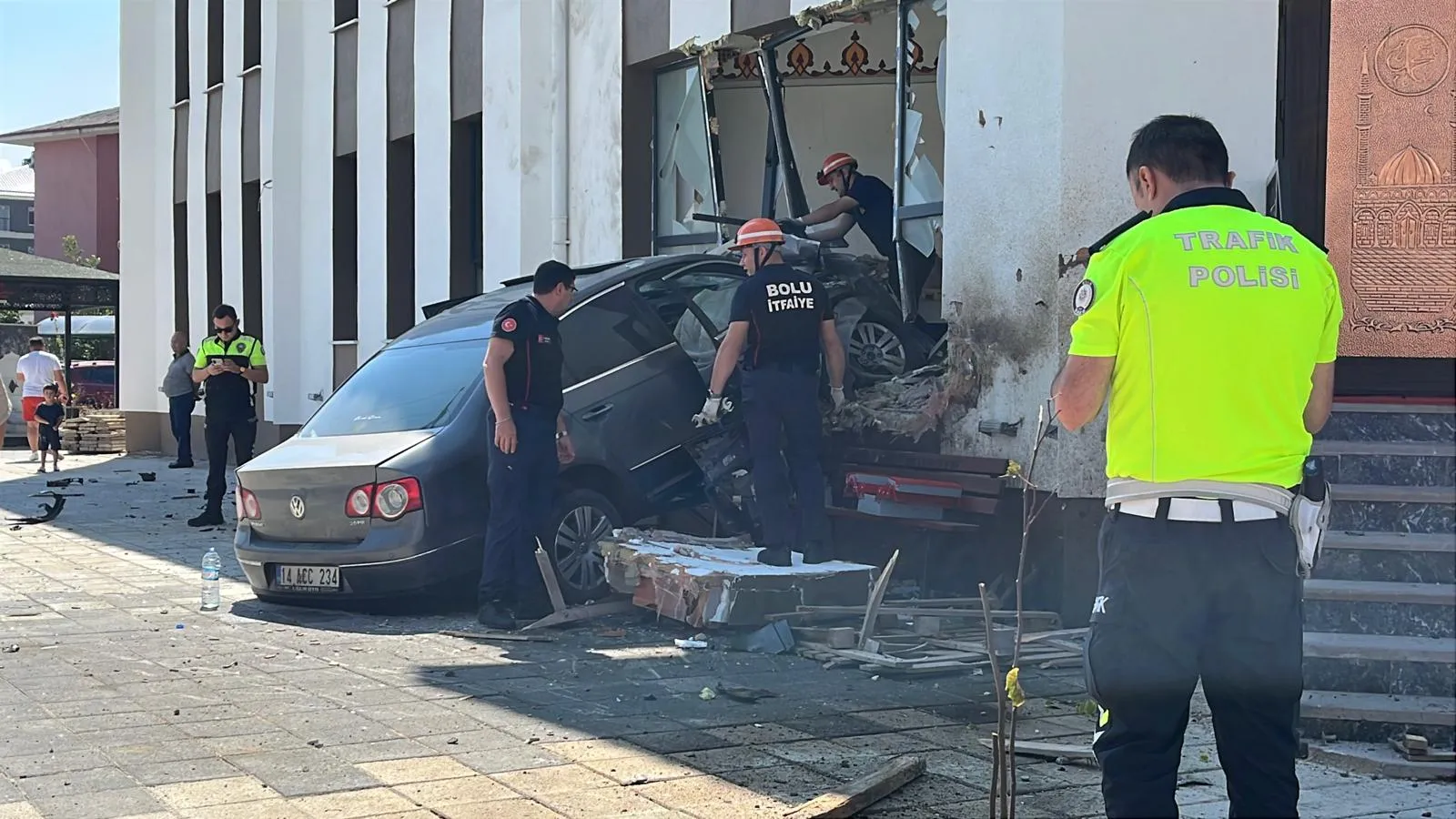 Bolu'da kontrolden çıkan araç cami duvarına girdi