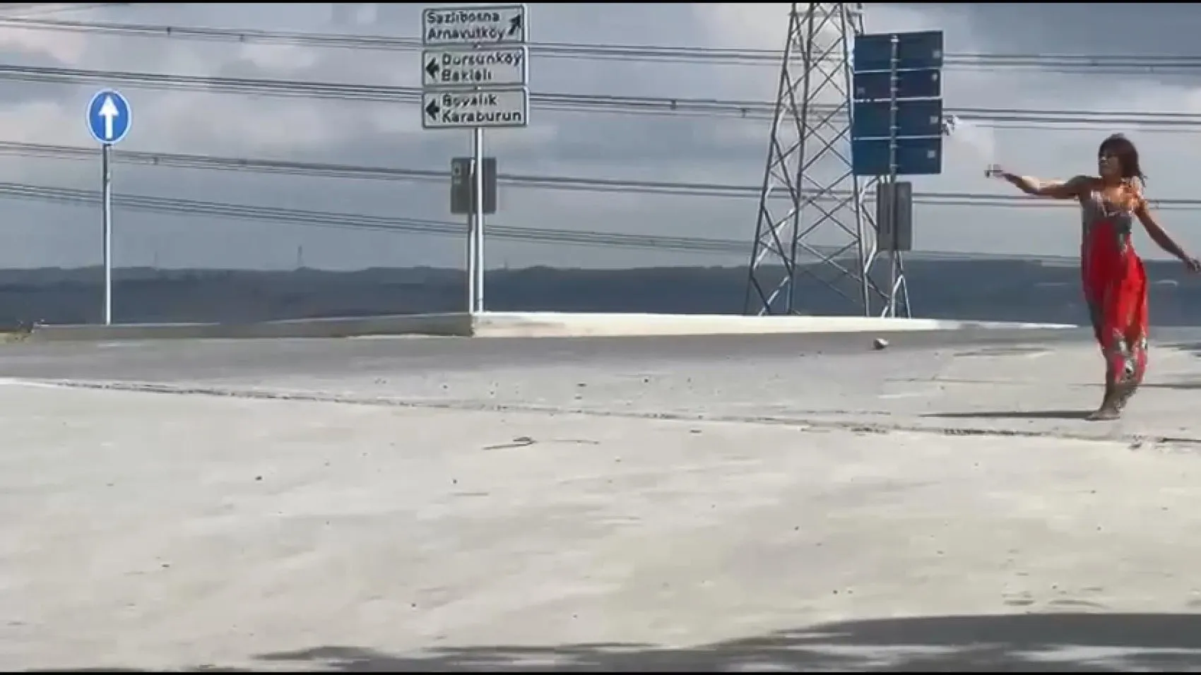 Hadımköy’de seyir halindeki araçlara taş fırlatan kadın, sürücülerin ve çevredekilerin tepkisini çekti. O anlar cep telefonu kamerasına yansıdı.