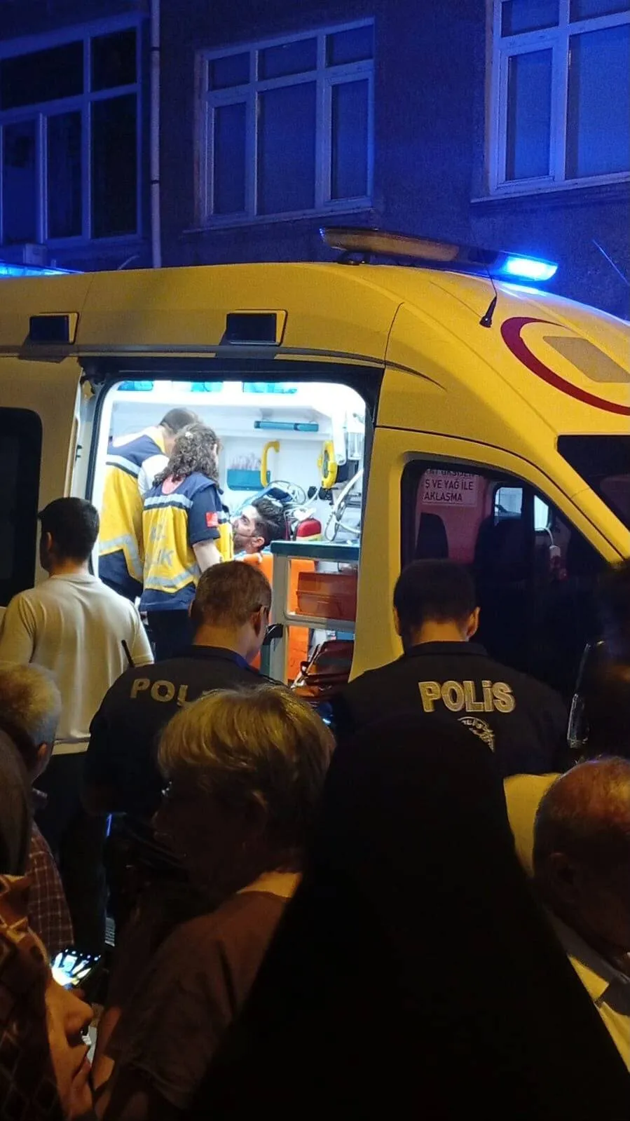 Küçükçekmece’de gece yarısı çatı yangını paniği