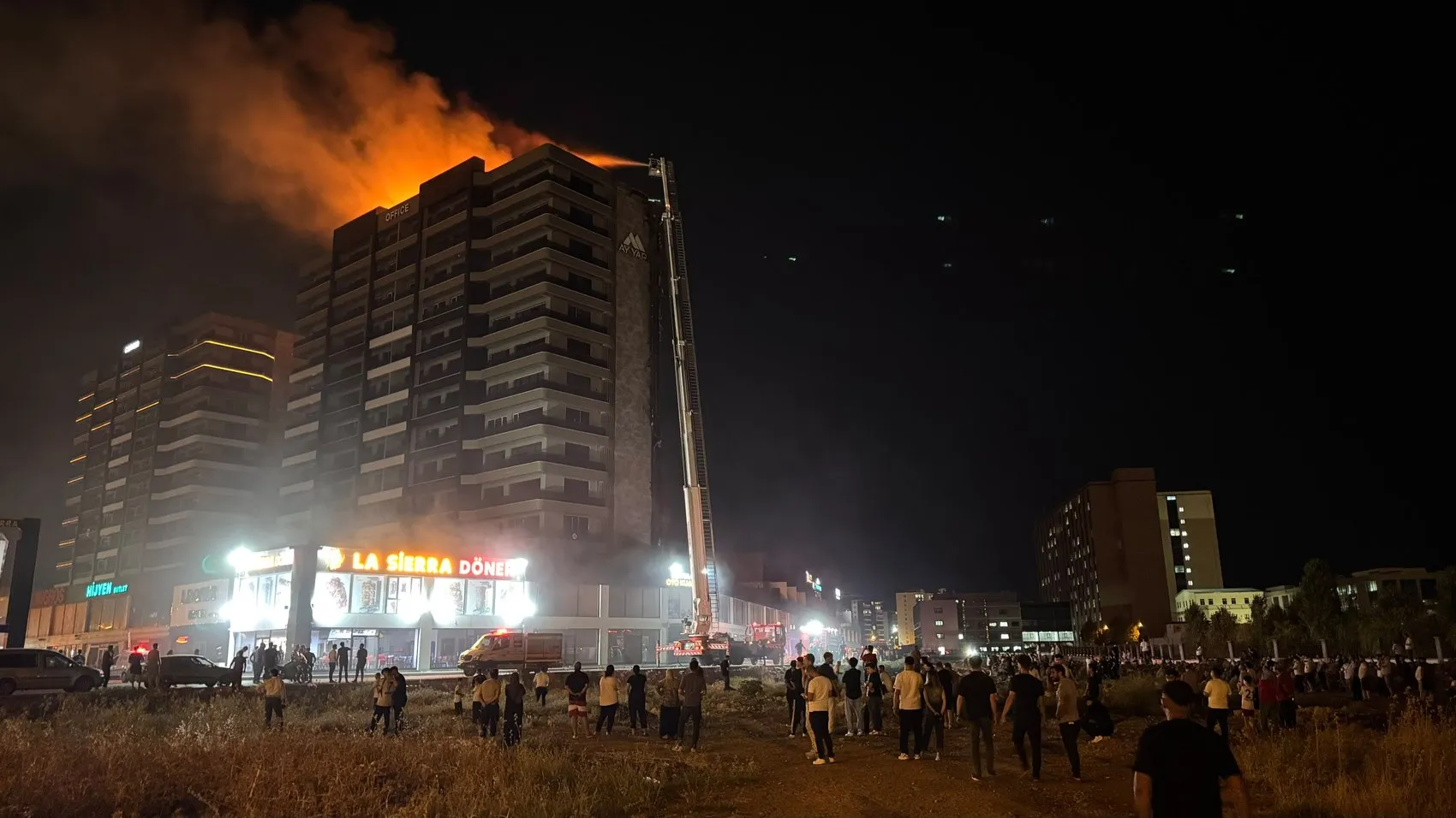 Plazanın dış cephesi alev aldı, yangın çatıya sıçradı