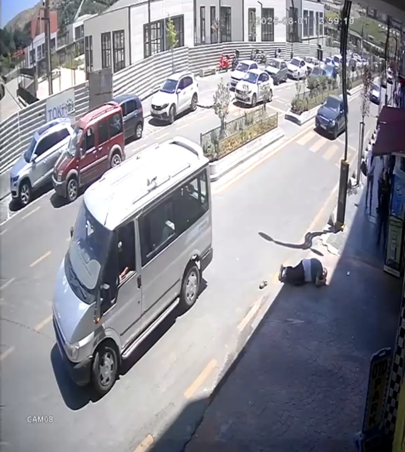 Karabük'te minibüsün çarptığı yaya hastanelik oldu