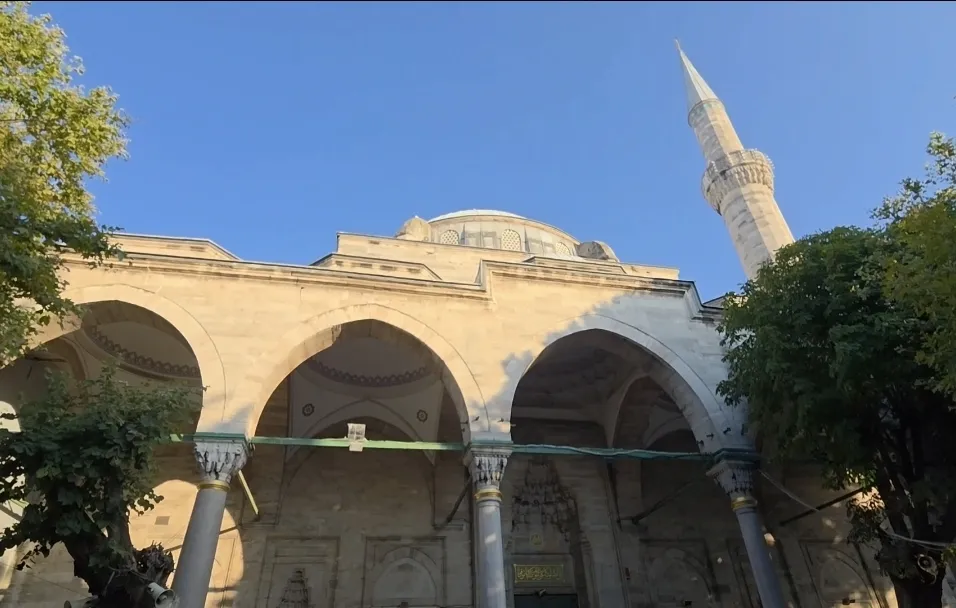 Fatih'te camide namaz kılan vatandaşın 450 bin liralık birikimi çalındı