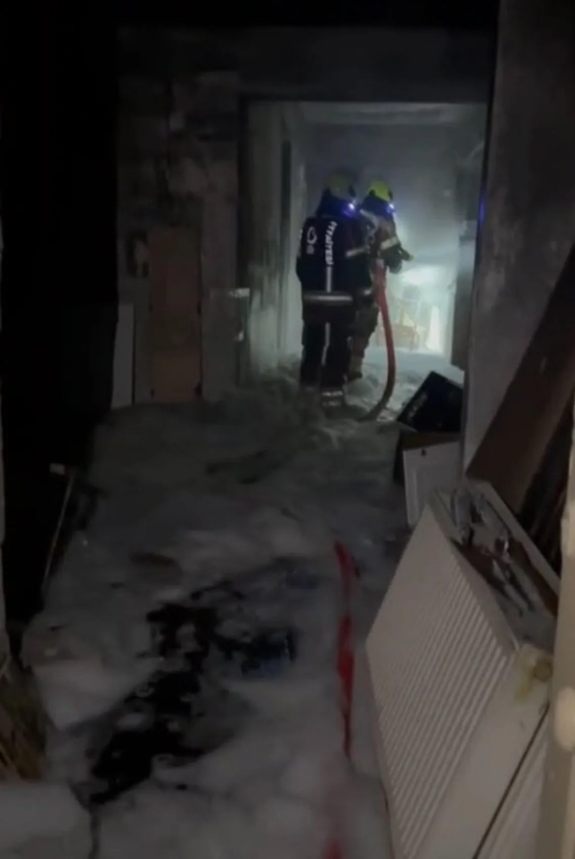 Bodrum katındaki yangın 7 kişiyi dumana teslim etti