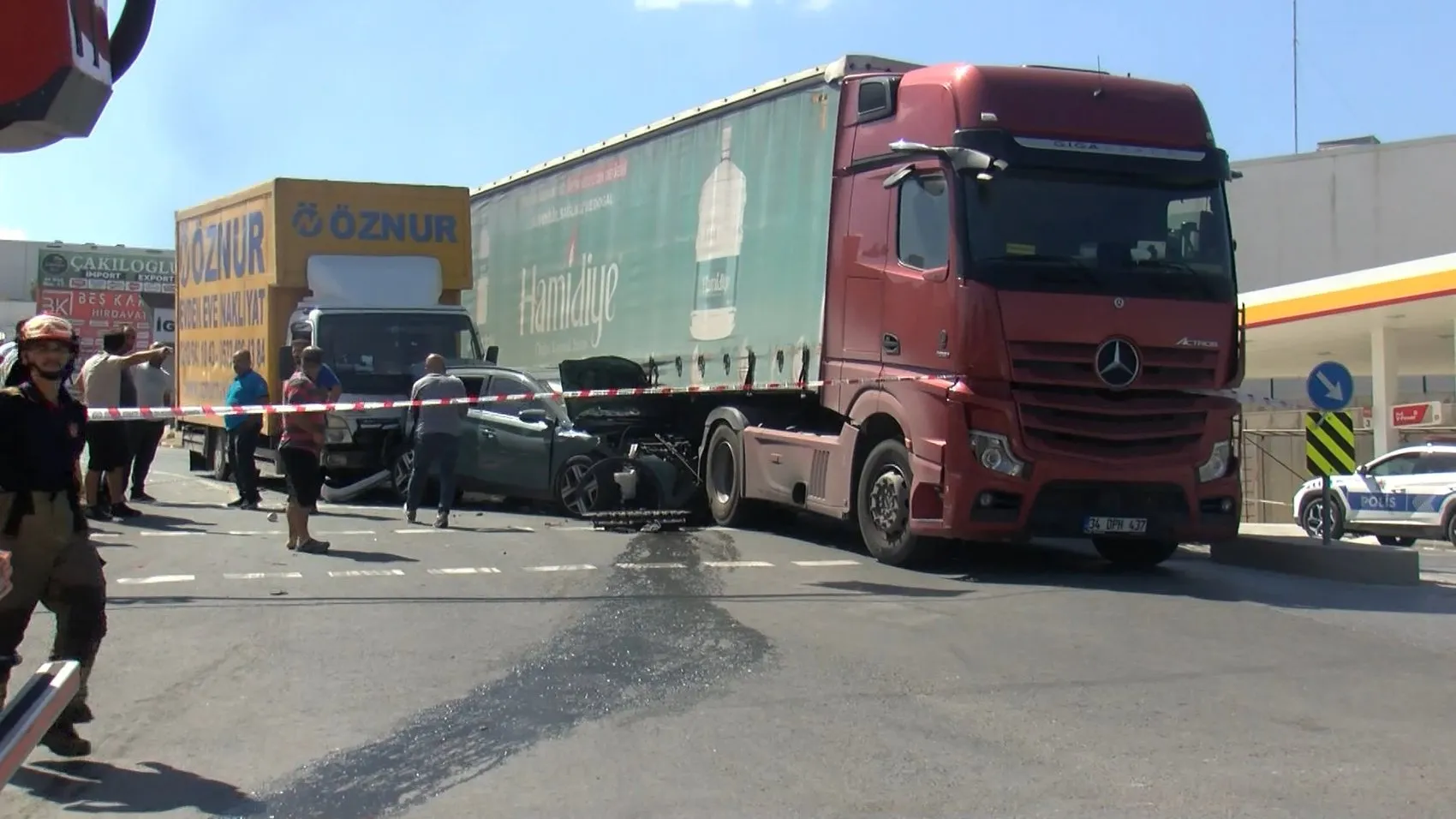 Başakşehir'de dehşet anları: Yokuştan hızla inen kamyonet ortalığı savaş alanına çevirdi