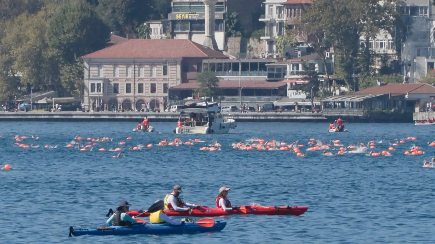 İstanbul Boğazı kulaç atan yüzücülerle doldu