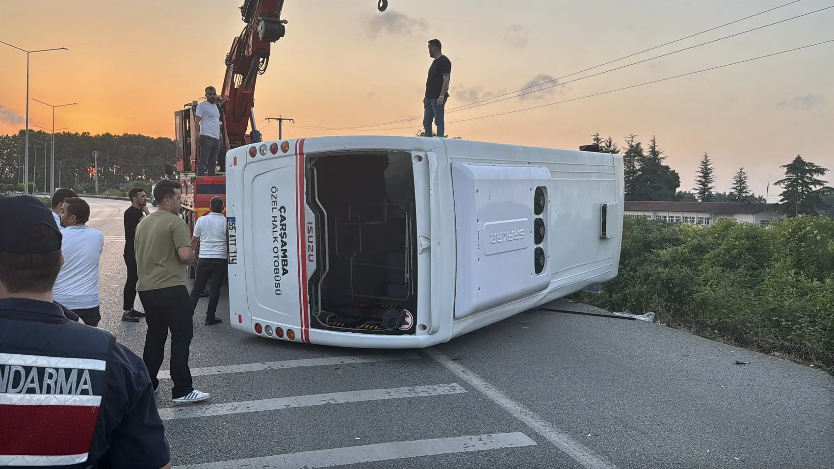 Samsun'da yolcu otobüsü şarampole uçtu 21 kişi hastaneye kaldırıldı